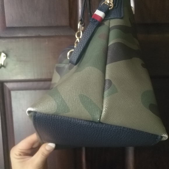 Tommy Hilfiger army purse !! - Picture 5 of 5